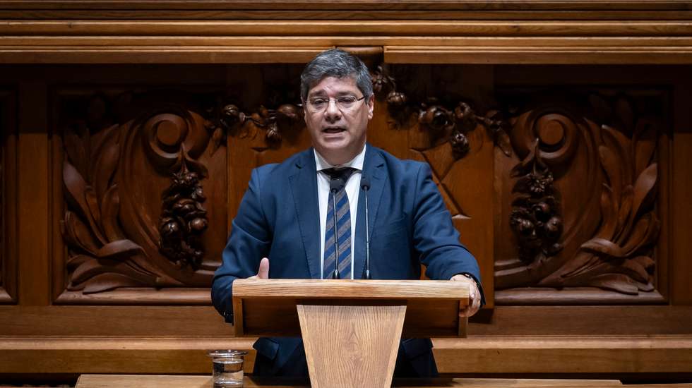 O líder parlamentar do PS expressou o descontentamento do partido com a PSU ao ministro dos Assuntos Parlamentares