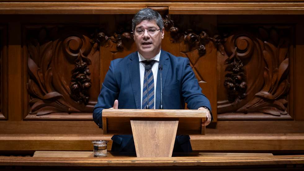Para o líder parlamentar do PS, "este é o momento de se dizer que os autarcas têm sido a grande frente de combate num momento muito difícil"