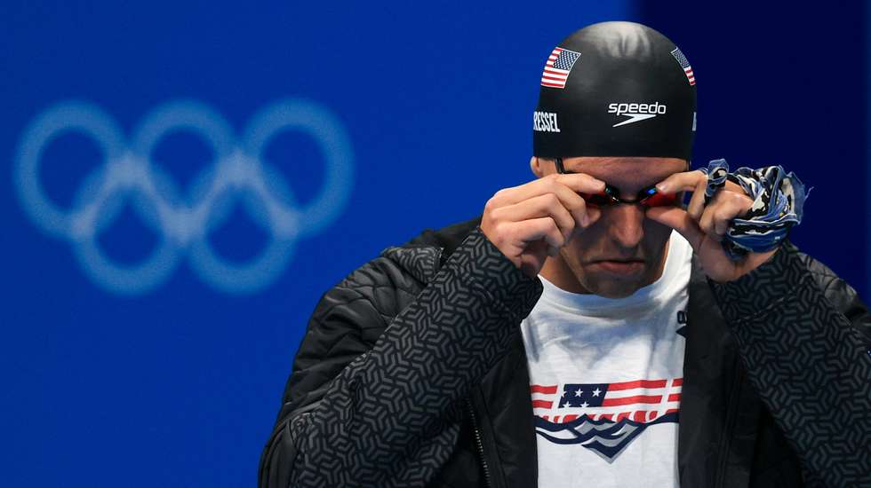 Caeleb Dressel tem sempre uma bandana na mão antes e depois das provas, em homenagem à professora de matemática que faleceu em 2017
