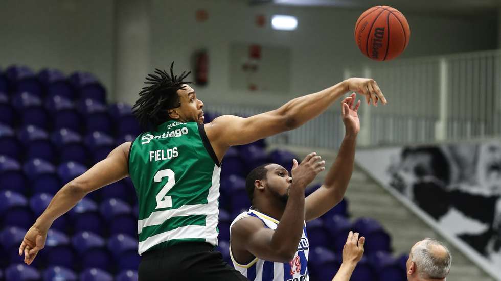 John Fields esteve mais forte do que Anderson nas tabelas, num jogo em que Sporting conseguiu secar em grande parte as maiores figuras portistas