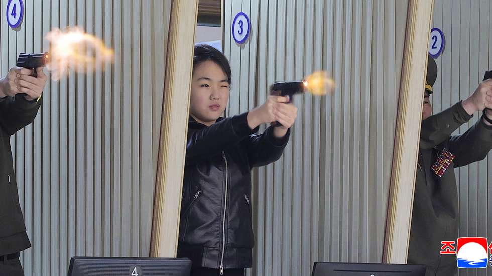 A jovem — que se acredita chamar-se Kim Ju Ae e ter cerca de 13 anos — tem acompanhado o pai num número crescente de eventos oficiais
