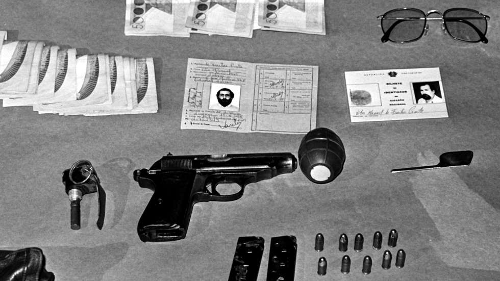 Armamento, dinheiro e documentação falsa, apreendidos aos membros das FP-25, ontem detidos em Lisboa, pela Polícia Judiciária, depois de um confronto onde morreu o agente Álvaro Militão dos Santos. 18 de agosto de 1987 Guilherme Venâncio / Lusa