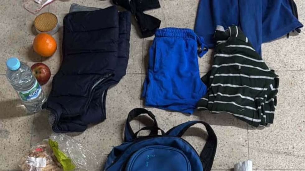 Os dois irmãos de 3 e 5 anos foram deixados com uma mochila com fruta, água e bolachas e duas mudas de roupa