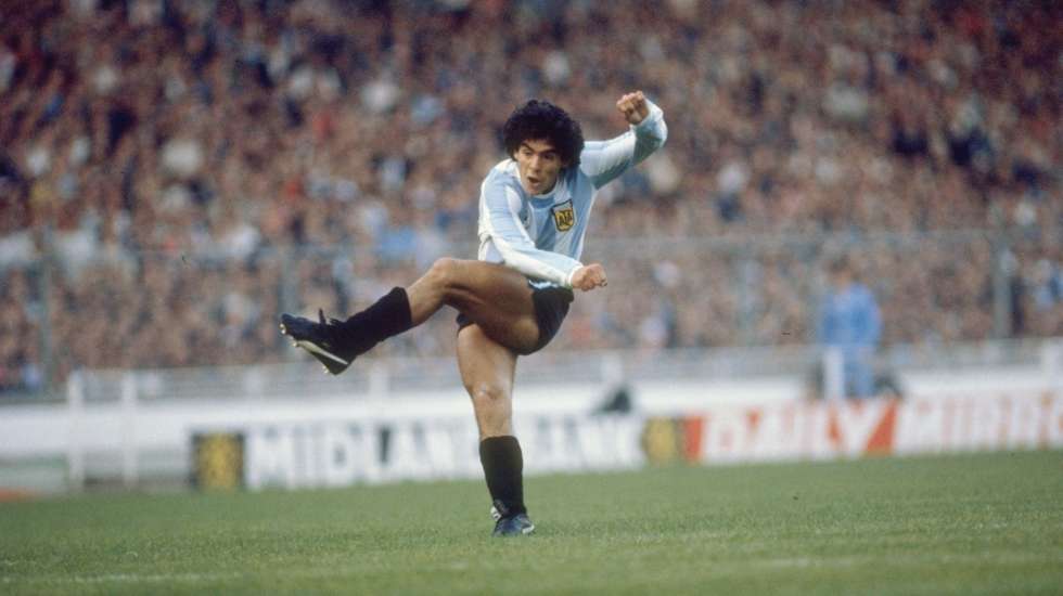 Estilo, arte, puro génio. Tudo com um pé direito que servia apenas para subir o autocarro, como diziam. Numa imagem, Maradona foi isto
