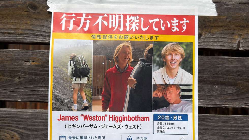 Cartaz com informações sobre James "Weston" Higginbotham afixado no Japão.