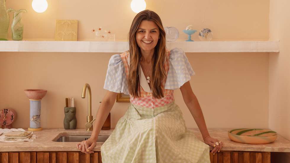 Com uma paleta cromática inspirada na luz de Lisboa, e com tons exclusivos criados especialmente para este espaço, a loja integra ainda peças bespoke assinadas por artistas e designers nacionais de referência, como Carolina Andrade, Marta Corrêa Nunes e Maria Castel-Branco.
