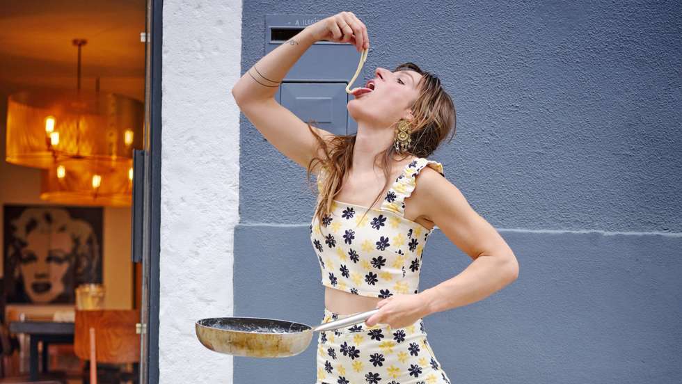 Anne Colin não tem papas na língua nem rodeios à mesa. A casa é sua e recebe por lá todos os que quiserem embarcar numa experiência gastronómica e com conversas intimistas ©NICOLAS BUISSON