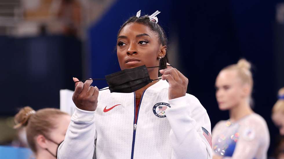 Simone Biles teve de ver as colegas... do banco