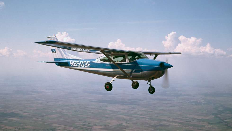 Cessna 182 Flying