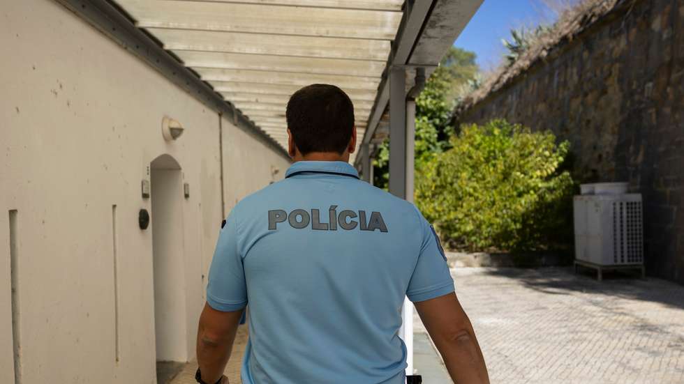 A PSP conseguiu apurar que a atividade criminosa assentava na articulação entre elementos do exterior à prisão e reclusos
