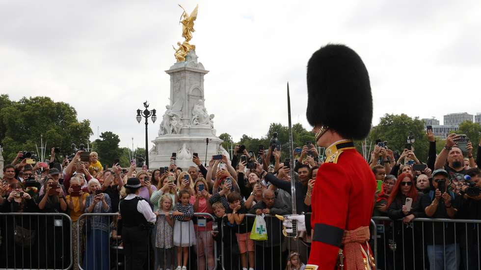 The Nation Mourns The Death Of Queen Elizabeth II - Saturday