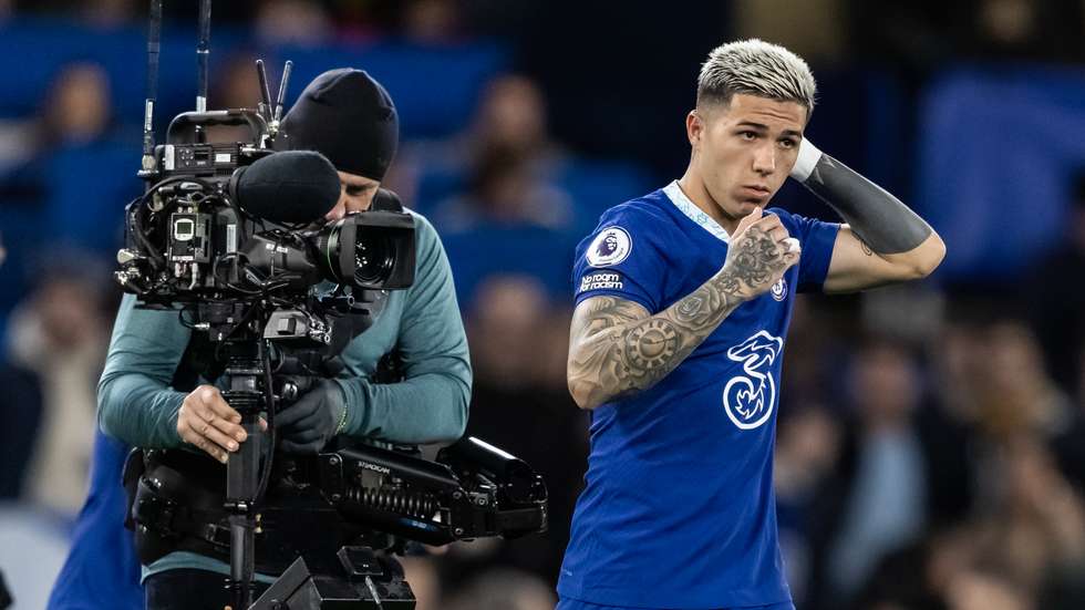 Enzo Fernández, a contratação mais cara de sempre de um clube da Premier League, estreou-se esta sexta-feira pelo Chelsea num nulo frente ao Fulham
