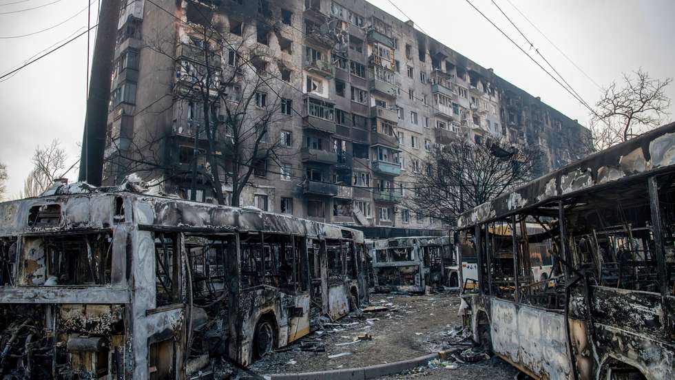 A line of buses placed by Ukrainian Azov Battalion defenders