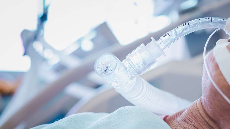 Weaning off Endotrachel tube giving oxygen to human