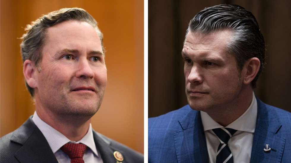 Mike Waltz (à esquerda), conselheiro de Segurança Nacional, e Pete Hegseth (à direita), secretário da Defesa