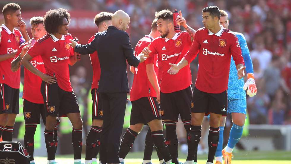 Conversa entre Erik ten Hag e Ronaldo no jogo particular com o Rayo Vallecano não passou ao lado da imprensa