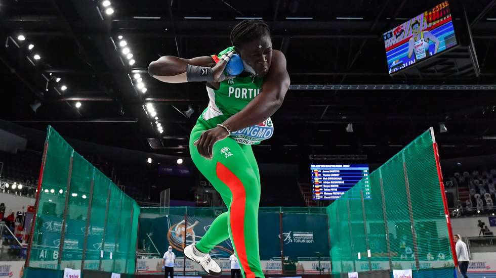 Auriol Dongmo teve um primeiro lançamento nulo na final antes de fazer quatro tentativas consecutivas sempre acima dos 19 metros