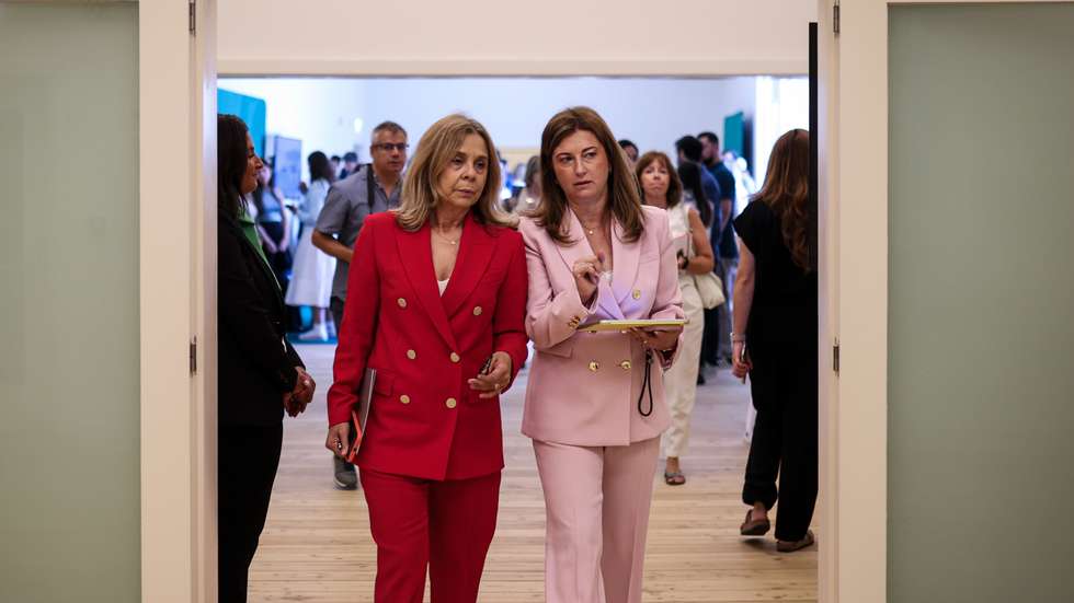 Sandra Cavaca (à direita) ao lado da ministra da Saúde, Ana Paula Martins