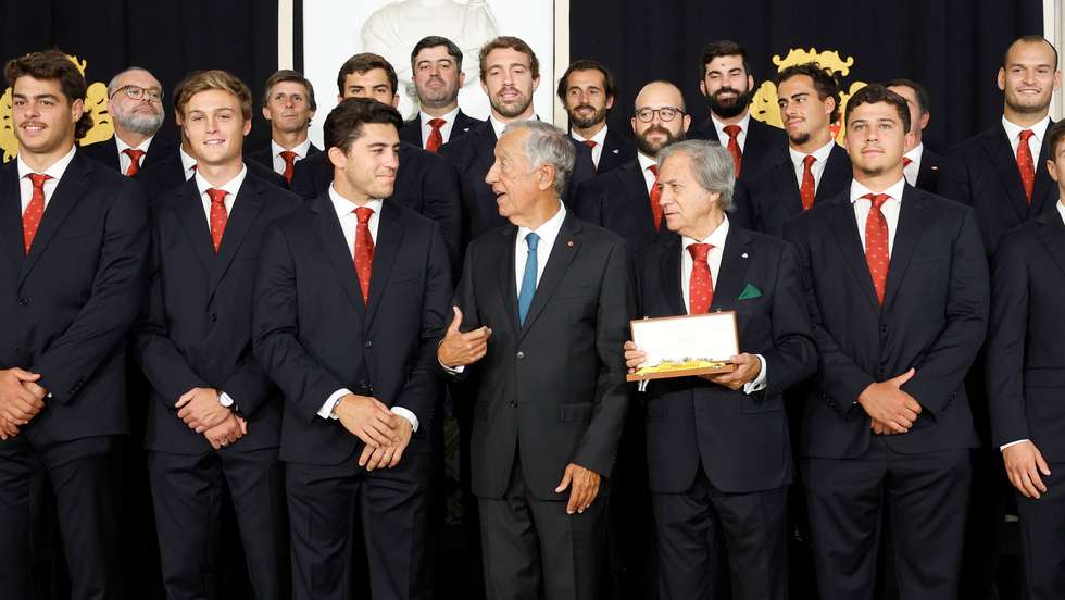Marcelo Rebelo de Sousa colocou-se entre o capitão da Seleção, Tomás Appleton, e o presidente da Federação, Carlos Amado da Silva, durante a habitual foto de família