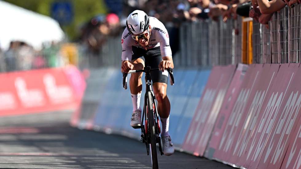 João Almeida cortou a meta sozinho na nona posição, a 21 segundos de Roglic e Thomas e a 2.17 do vencedor da etapa, Filippo Zana
