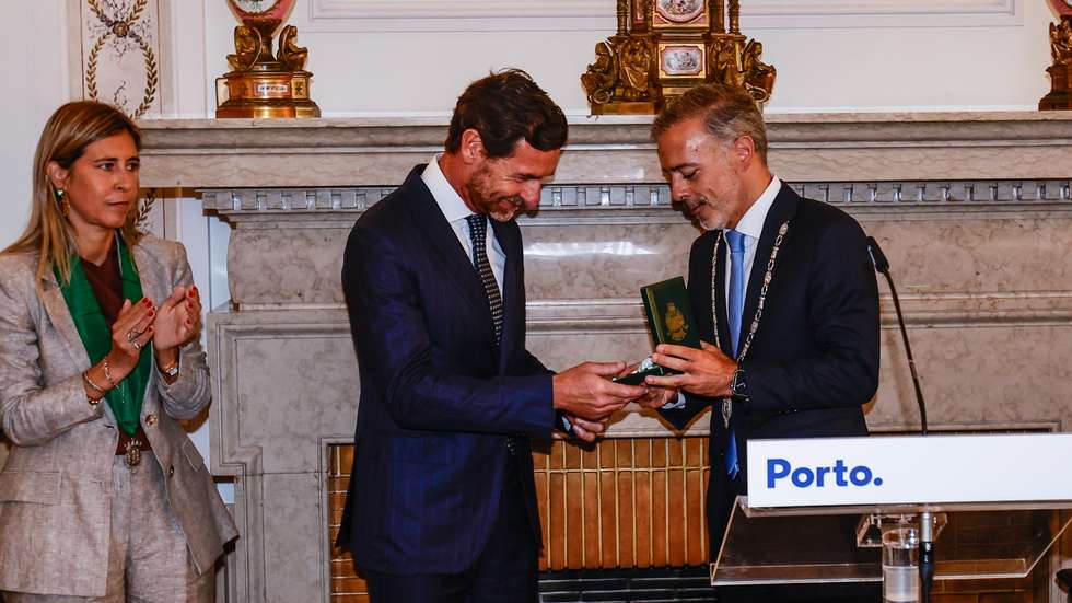 André Villas-Boas recebeu Medalha de Mérito da Cidade do Porto das mãos de Pedro Duarte, líder da autarquia, à semelhança de Carla Oliveira, atleta medalhada no boccia pelo FC Porto e por Portugal