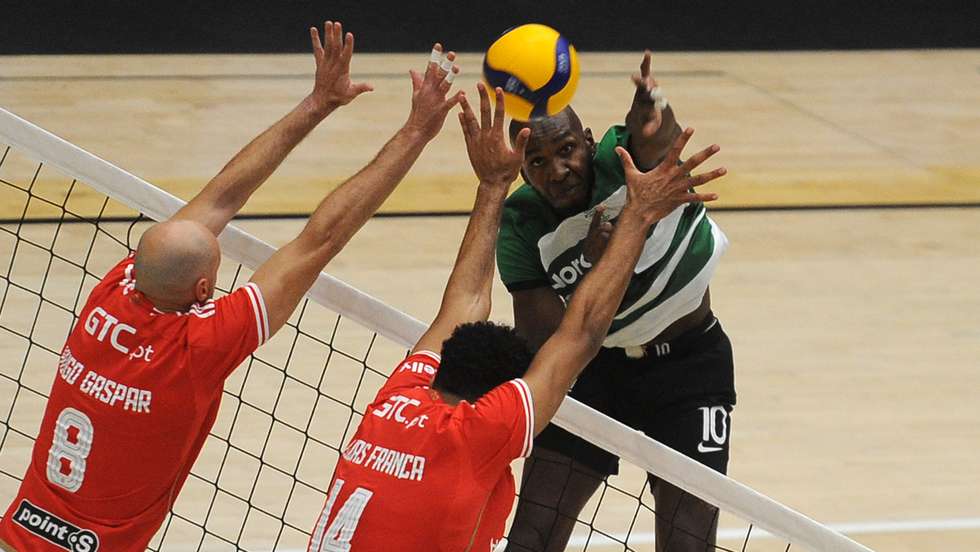 Wagner, um dos reforços do Sporting para a nova temporada, foi um dos mais inconformados mas Benfica de Hugo Gaspar voltou a ganhar o dérbi