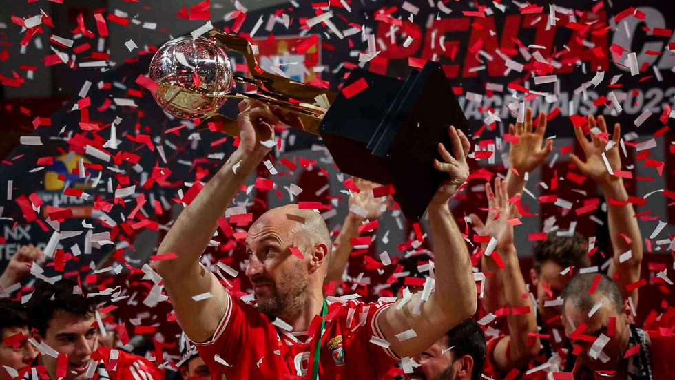 Hugo Gaspar, experiente capitão do Benfica há largos anos, voltou a levantar o troféu de campeão que selou um histórico penta