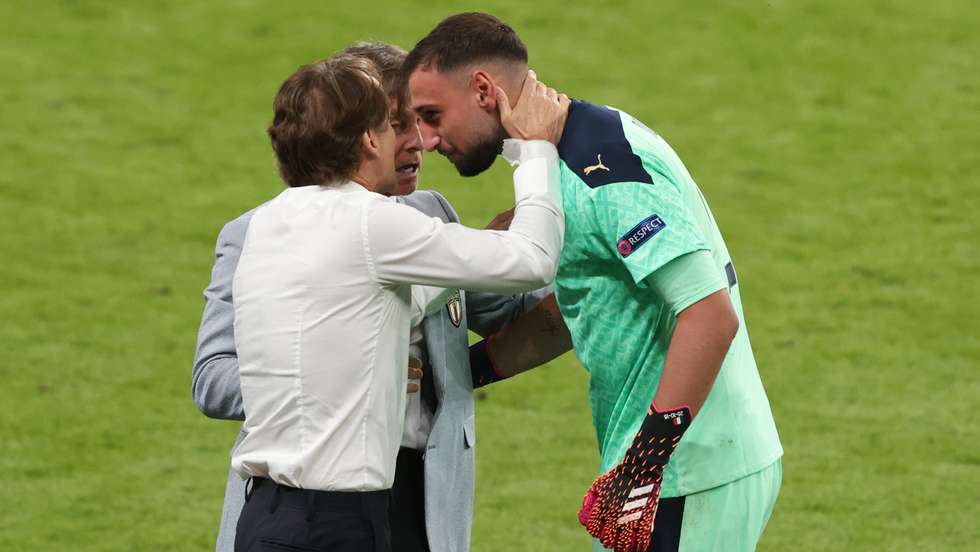 Donnarumma foi muito acarinhado no final do encontro pela equipa técnica italiana depois de ter batido o recorde de minutos seguidos sem sofrer golos pela Itália