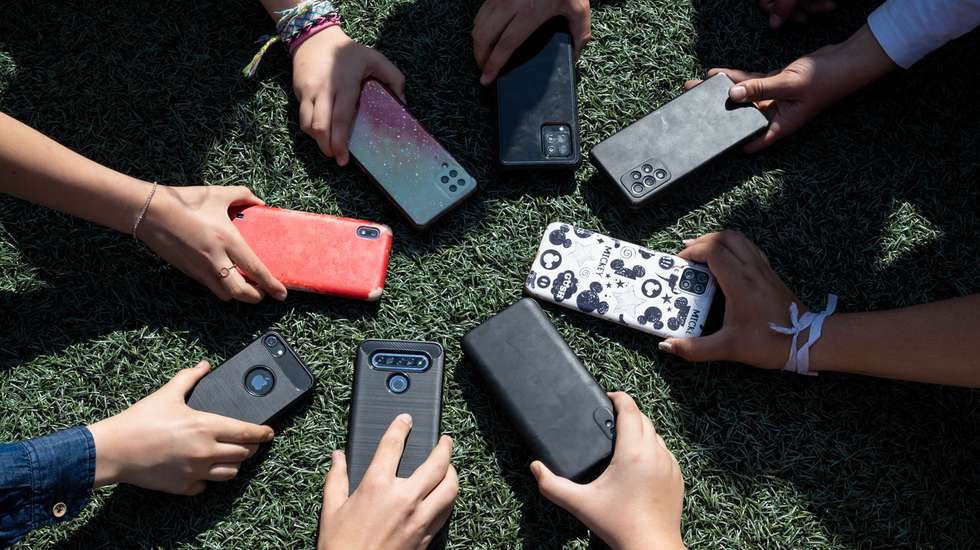 Ministro não tem uma "posição definida" sobre o tema de uso de telemóveis na escola