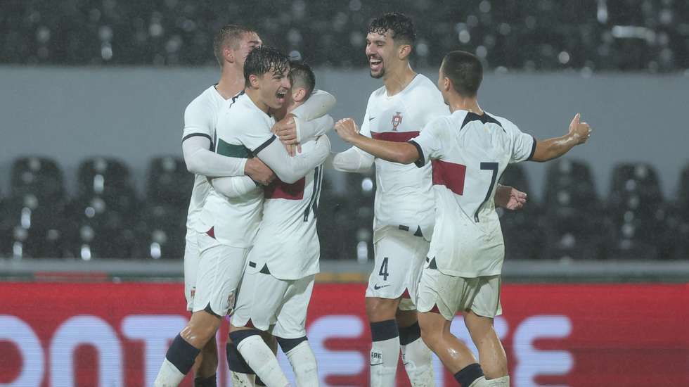 Rodrigo Gomes marcou de novo nos Sub-21, deu vantagem frente à Grécia e ainda sofreu a grande penalidade para o 2-0 final de Francisco Conceição