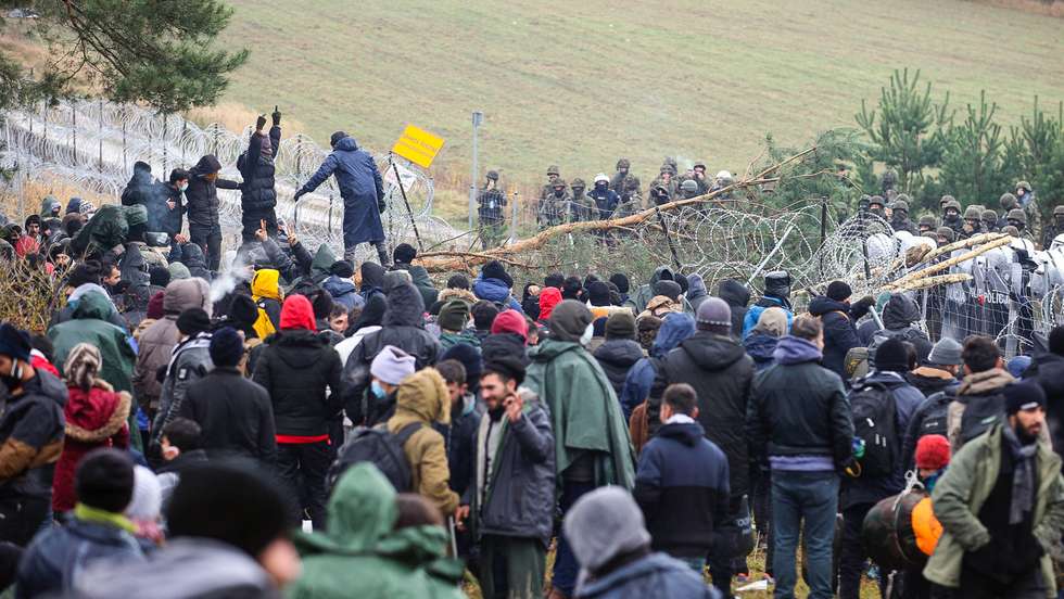 Migrantes encaminhados na fronteira Bielorrússia com a Polónia