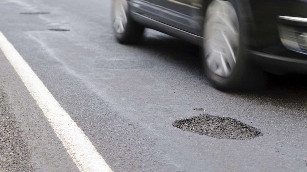 O acidente envolveu três veículos, um ligeiro de passageiros, uma carrinha pickup e um ligeiro comercial