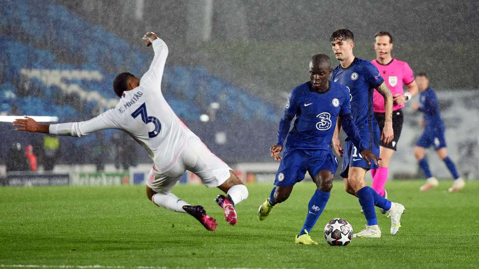 N'Golo Kanté, aqui a tentar passar por Éder Militão, recebeu o prémio de MVP depois de mais uma exibição monstruosa pelo Chelsea