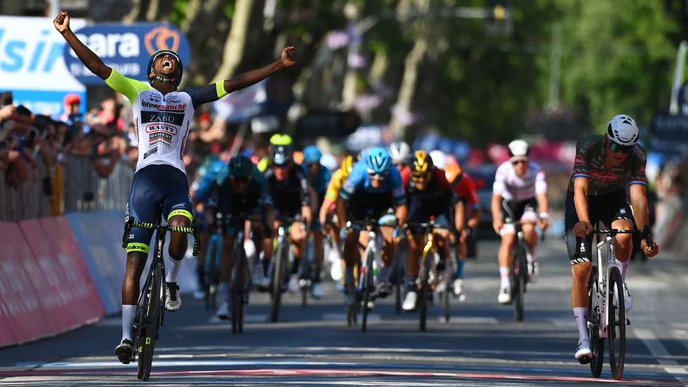 Biniam Girmay lutou com Mathieu van der Poel no último sprint, foi mais forte e acabou com o neerlandês a dar os parabéns ainda antes da meta