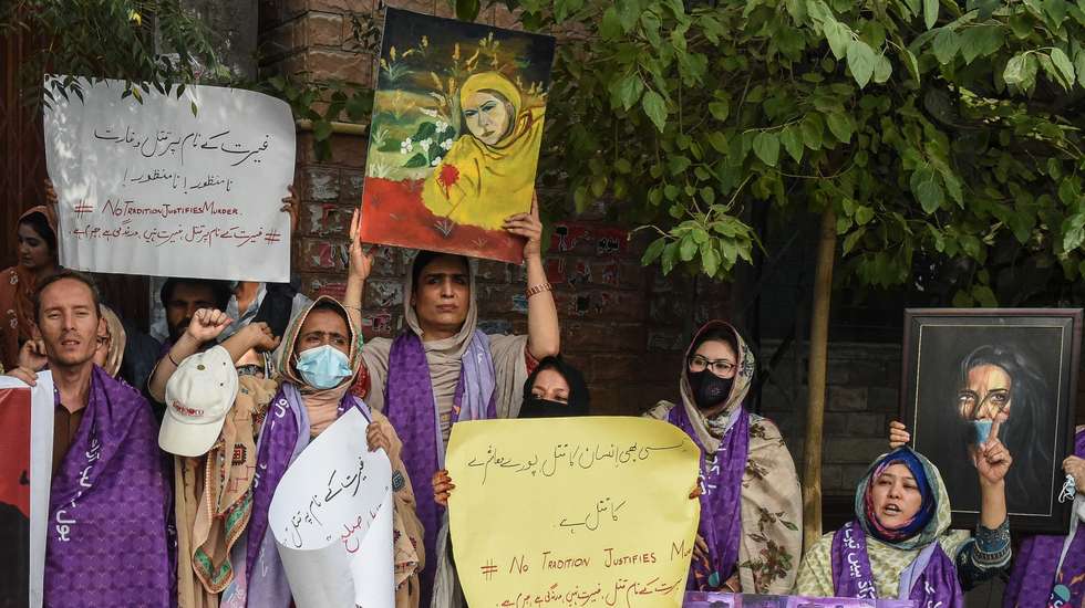 Dezenas de pessoas juntaram-se nas ruas de Quetta, a capital da província, contra as leis tribais que preconizam estes crimes de honra