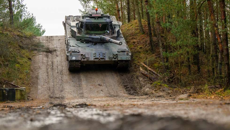 Tank driving training of Slovak servicemen and women