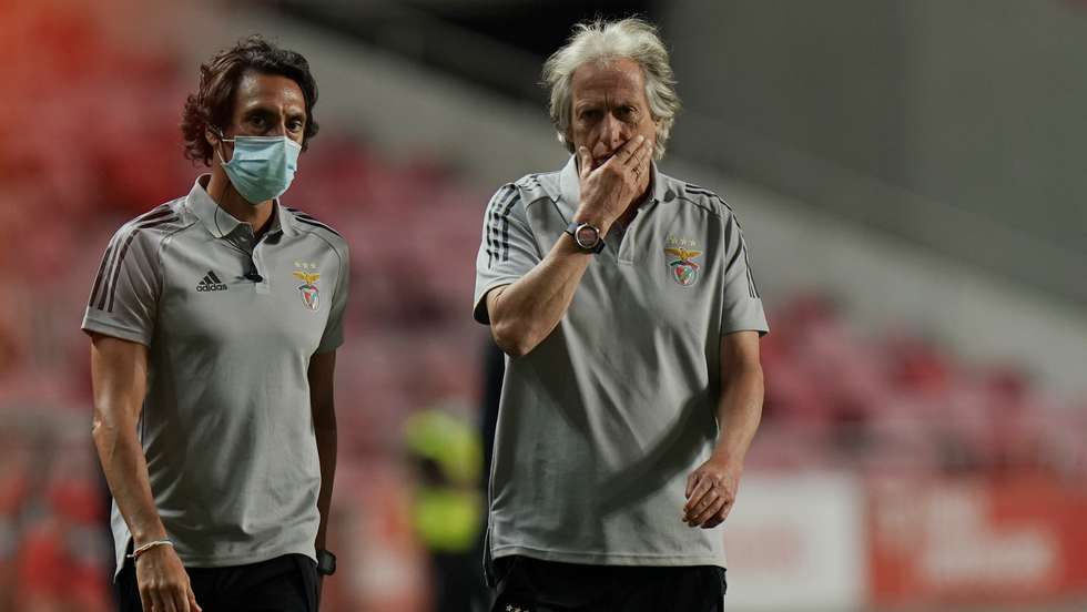 João de Deus vai voltar a comandar a equipa do Benfica no Dragão frente ao FC Porto por castigo de Jorge Jesus