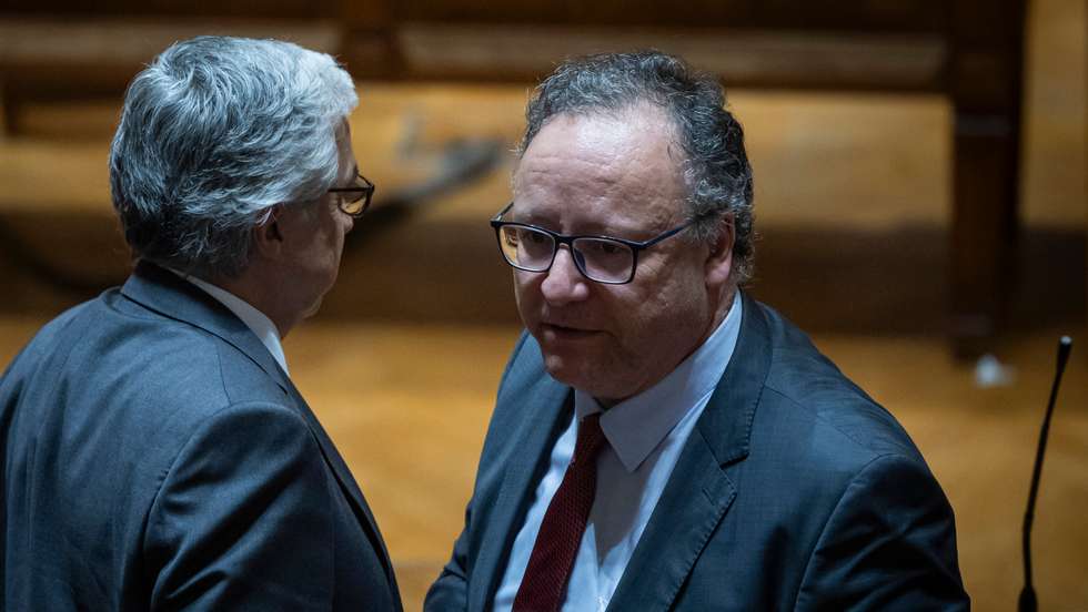 Sobre entendimentos entre o PS e o PSD para aprovação do futuro Orçamento do Estado, Francisco Assis disse "o normal é que o maior partido da oposição, o partido a quem compete construir uma alternativa para Portugal, não vote favoravelmente o Orçamento do Estado"