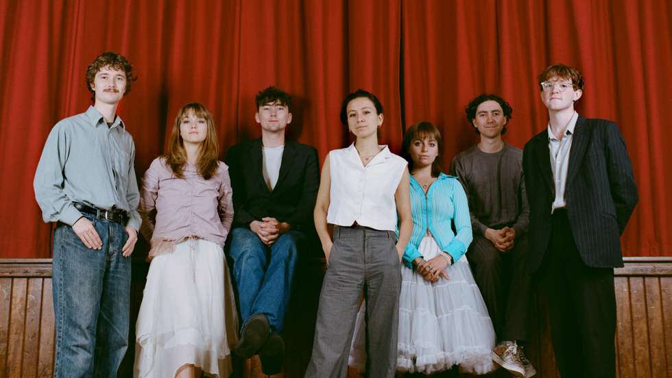 Enigmáticos, complexos, exigentes, mas sempre concretos: os Black Country, New Road são a banda rock que toda a gente queria assinar e que, na hora de escolher, teve como critério a liberdade criativa para fazer discos como "Ants From Up There"