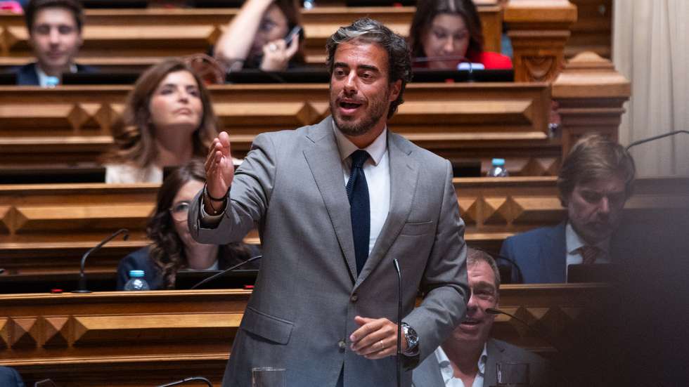 A bancada liderada por Mário Amorim Lopes pede também que se identifique a entidade ou responsável que garantiu ao Governo que estavam reunidas as condições para avançar com a generalização da classificação digital