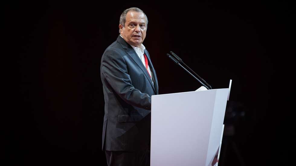 O presidente do PS é pai do diretor de campanha de Pedro Nuno Santos, Francisco César. 