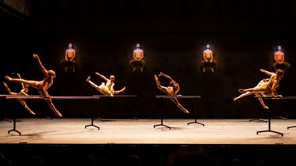 Para o desenho de "MOMO", o criador — que gosta de combinar diferentes abordagens coreográficas — utiliza dois elencos. Ao longo de três meses, trabalhou primeiro com um e passou depois para o seguinte, sem que nenhum dos bailarinos visse o que estava a ser dançado de ambos os lados
