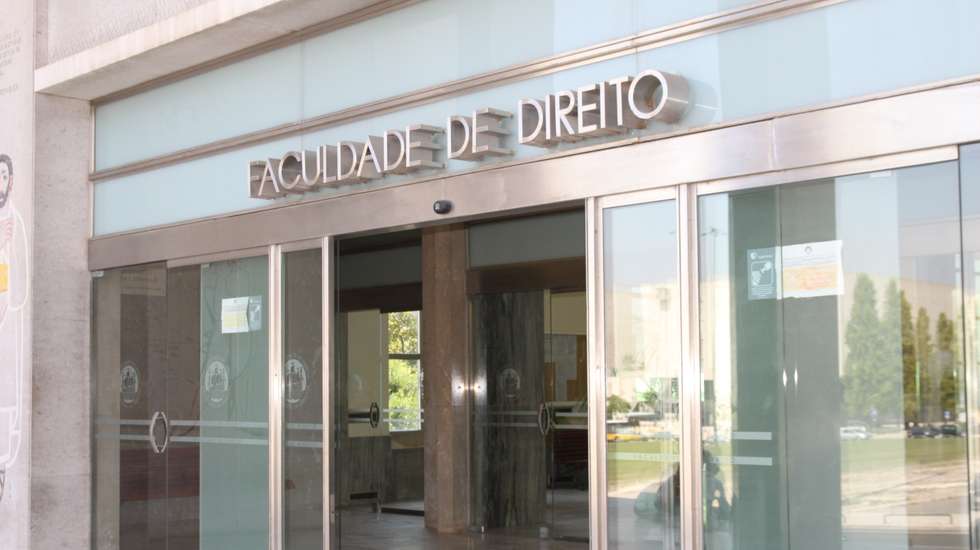 Aluno terá 50 anos e estaria a repetir a cadeira do exame em que foi apanhado a copiar pela quinta vez