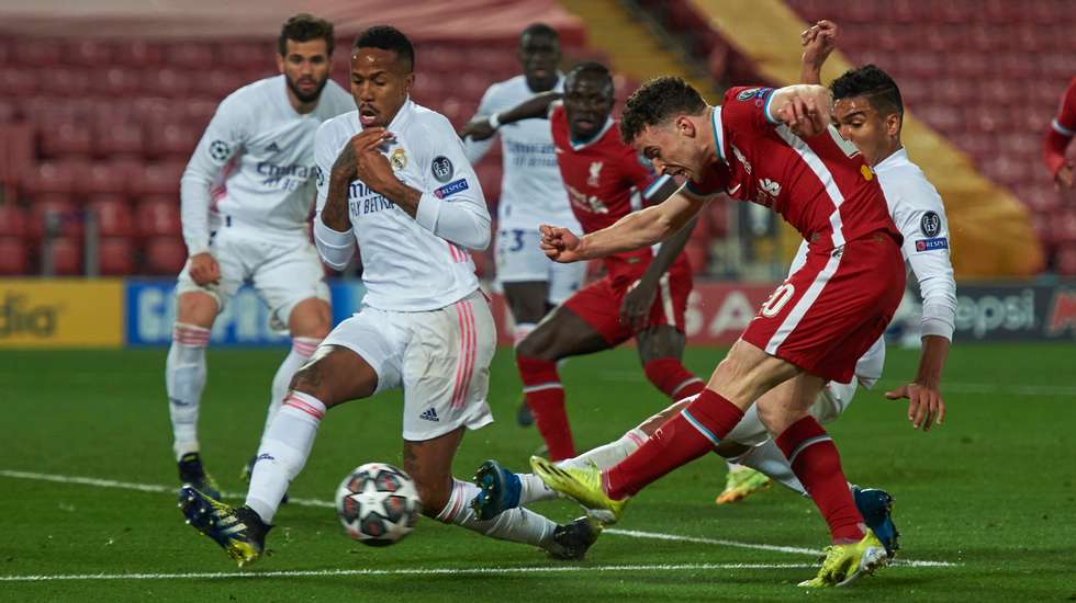 Diogo Jota entrou a meia hora do final, teve um remate às malhas laterais e um cabeceamento ao lado e não conseguiu furar defesa do Real Madrid