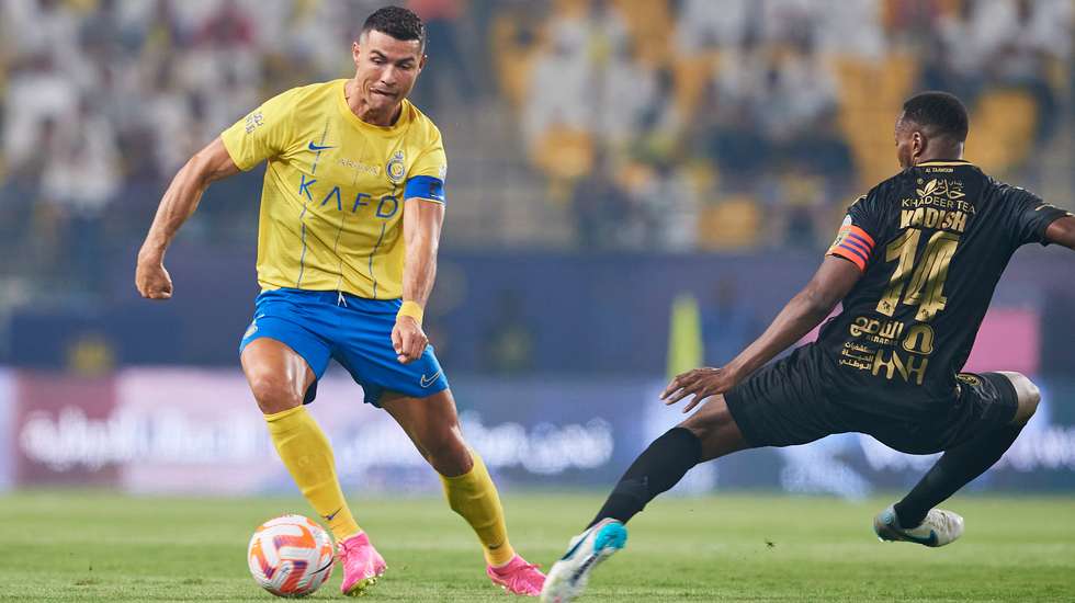 Ronaldo foi um dos mais inconformados do Al Nassr mas não evitou a derrota caseira frente ao Al Taawon