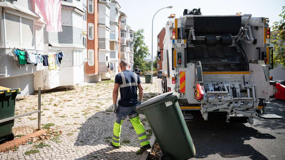 45,2% das viaturas essenciais à remoção de lixo encontram-se inoperacionais, diz sindicato de trabalhadores