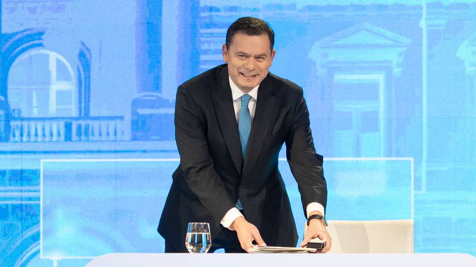 Gerigonça ficaria pelos 97 deputados, sendo que AD e IL consegue mais parlamentares.