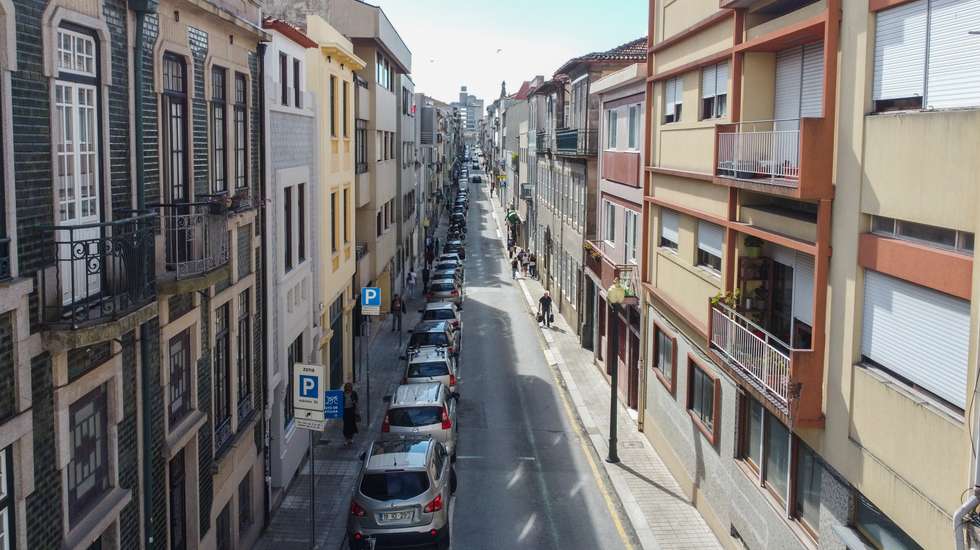 Quando os polícias chegaram ao local, o homem partiu uma garrafa de vidro e pegou numa corrente e ameaçou-os