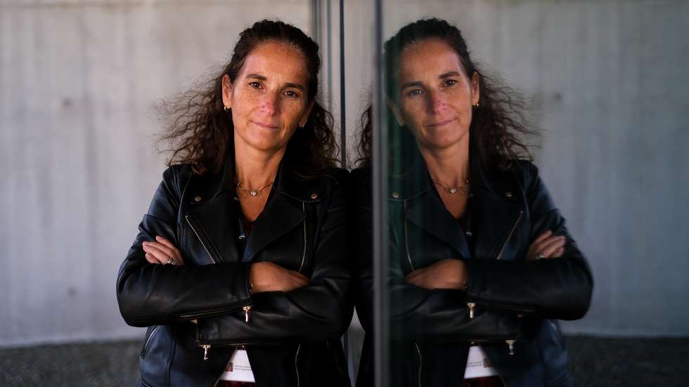 Licenciada em Bioquímica pela Faculdade de Ciências da Universidade do Porto, Mónica Sousa é doutorada pelo Instituto de Ciências Biomédicas Abel Salazar e foi bolseira de pós-doutoramento na Universidade de Columbia, em Nova Iorque. É atualmente diretora do IBMC