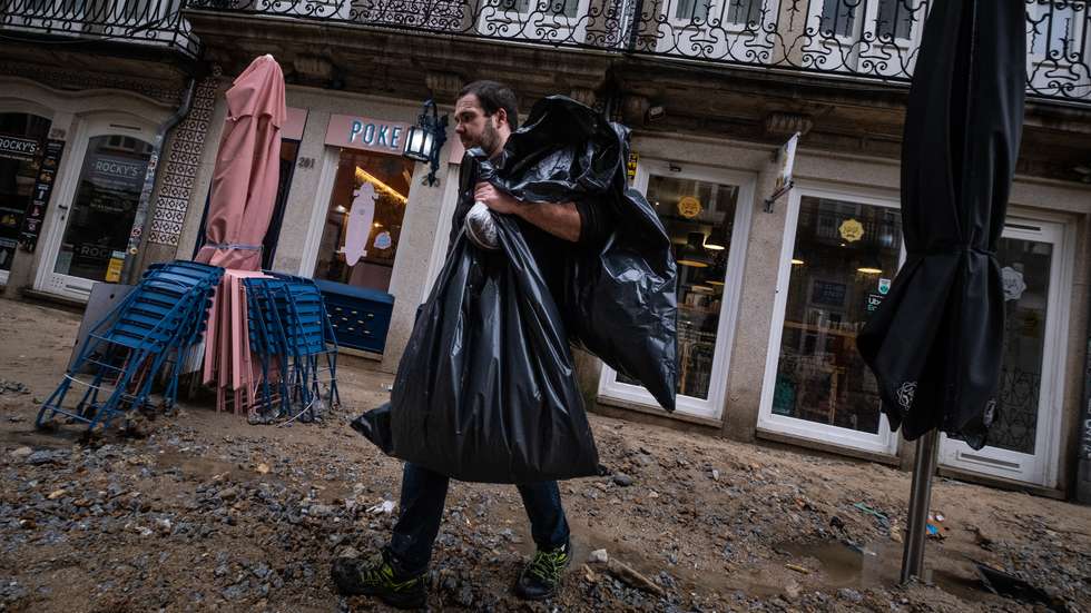 Os bombeiros receberam 150 pedidos de ajuda por inundações em duas horas no Porto
